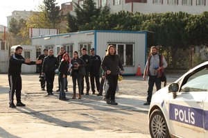 Yola_Geldik_Komedi_Mafya_01