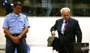 Milosevic_Mahkemede